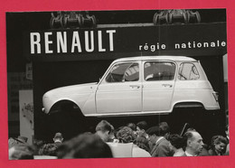 BELLE REPRODUCTION D'APRES UNE PHOTO ORIGINALE - RENAULT 4L SANS ROUE (pub) DEVANT UNE AGENCE RÉGIE NATIONALE - R4 R 4 - Coches