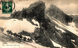 N°94768 -cpa Chasseurs Alpins Dans La Montagne - Regiments