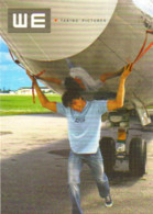 Carte Postale "Cart'Com" (2002) WE (mode - Vêtements) Taking Pictures (homme Sous Un Avion - Train D'atterrissage) - Advertising