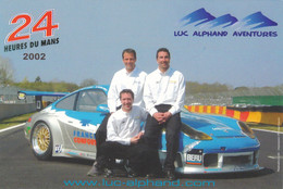 SPORT AUTO. 24 HEURES DU MANS 2002. CARTE PUB. PILOTES ET LA  PORSCHE 911 GT3 RS. N°72. ECURIE LUC ALPHAND AVENTURES - Automobile - F1