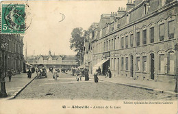 80 - Abbeville - Avenue De La Gare - Animée - Correspondance - Etat Léger Pli Visible - CPA - Voir Scans Recto-Verso - Abbeville