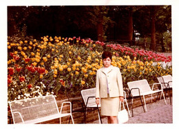 Photo Couleur Originale B.B. Portrait De Femme Au Tailleur Vert Posant Devant Un Parterre De Tulipes Multicolores 1960's - Pin-Ups