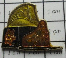 1321 Pin's Pins / Beau Et Rare / THEME : POMPIERS / CASQUE DE SAPEUR POMPIER AMERICAIN - Médical