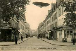 Vincennes * La Rue Du Levant * Hôtel * Aviation Ballon Dirigeable Zeppelin * Cachet Militaire Au Dos - Vincennes