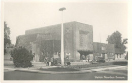 Naarden - Bussum, Station   (type Fotokaart)  (met Klassieke Auto's) - Naarden