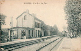 CPA 28 ILLIERS LA GARE TRAIN QUI ARRIVE RARE BELLE CARTE !! - Illiers-Combray