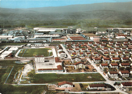 38 - ISÈRE - ROUSSILLON-SALAISE - CPSM - Groupe Scolaire Joliot-Curie Et Stade Rhodia - Photo Couleur Combier - Roussillon