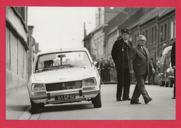 BELLE REPRODUCTION D'APRES UNE PHOTO ORIGINALE - PEUGEOT 504 IMMATRICULÉE DANS LE PAS DE CALAIS - GENDARME - Auto's