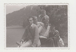 Few Young Men Buddies Guys In Park Closeness Affectionate Pose Gay Int. Vintage Orig Photo (26895) - Personnes Anonymes