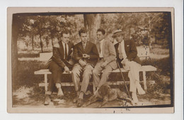 Four Young Men Stylish Guys Closeness Pose On Bench With Dog Vintage 1920s Orig Photo Gay Int. (20221) - Personnes Anonymes