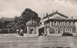 CPSM Dentelée (81) LAVAUR Grand Hôtel Moderne LARRIEU Frères (Actuellement Le Crédit Agricole) - Lavaur