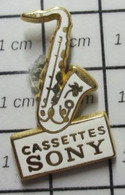 911D Pin's Pins / Beau Et Rare / THEME : MUSIQUE / CASSETTES SONY SAXOPHONE Par TOSCA - Muziek
