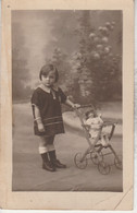 Fillette Et Sa Poupée (carte Photo) - Jeux Et Jouets