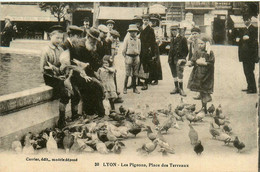 Lyon * 1er * Place Des Terreaux * Citadins Et Les Pigeons - Lyon 1