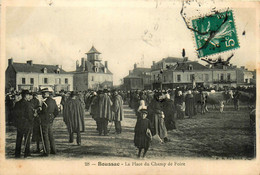 Boussac * La Place Du Champ De Foire * Marché Aux Bestiaux Boeufs Marchands - Boussac