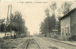 Verton * Le Passage à Niveau Et La Gare * Ligne Chemin De Fer - Autres & Non Classés