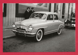 BELLE REPRODUCTION D'APRES UNE PHOTO ORIGINALE - SIMCA ARONDE IMMATRICULÉE DANS LA SEINE PARIS ( 75 ) - Auto's