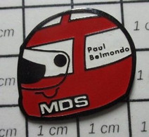 911d Pin's Pins / Beau Et Rare / THEME : SPORTS / AUTOMOBILE CASQUE MDS PILOTE PAUL BELMONDO Crac Crac Badaboum - Car Racing - F1