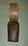 ANTIGUO CENCERRO CON COLLAR DE MADERA ARTE PASTORIL - Glocken