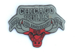 Pin's CHICAGO BULL  25 ANS - Logo De L'équipe Américaine De  BASKET BALL - Tête De Taureau Rouge - L212 - Basketball