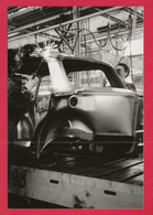 BELLE REPRODUCTION D'APRES UNE PHOTO ORIGINALE - SIMCA 1000 CHAINE D'ASSEMBLAGE - Auto's