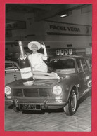 BELLE REPRODUCTION D'APRES UNE PHOTO ORIGINALE - SIMCA 1500 BREAK ESTATE CAR AU SALON DE L'AUTOMOBILE - Auto's