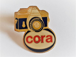 PINS APPAREIL PHOTO Supermarché CORA / 33NAT - Photographie