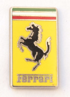 Superbe Pin's  Logo FERRARI - Cheval Cabré Et Drapeau Italien - Zamac - Decat - L256 - Ferrari