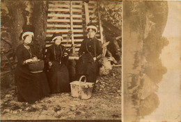 Chateauneuf Les Bains * Carte Photo 1914 * Femmes Du Village , Fileuse Et Vue D'un Coin * Coiffe Costume Coutumes - Autres & Non Classés