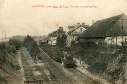 Mesgrigny * La Gare , Vue Prise Du Pont * Passage Du Train * Ligne Chemin De Fer - Autres & Non Classés