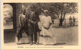 ZAMBEZE - Imuiko, Frère De Véta Et Deux De Ses Femmes Devant La Chapelle De Séshéké - Zambia