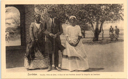 ZAMBEZE - Imuiko, Frère De Véta Et Deux De Ses Femmes Devant La Chapelle De Séshéké - Zambie