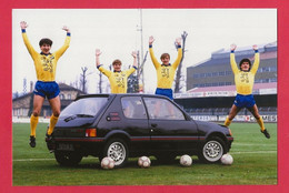 BELLE REPRODUCTION D'APRES UNE PHOTO ORIGINALE - PEUGEOT 205 GTI STADE DE FOOTBALL - FOOTBALLEURS - Automobiles