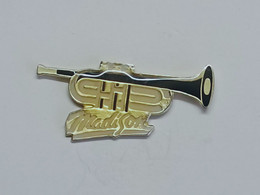 Pin's Musique MADISON - Pins Instrument De Music Trompette - Pin Danse Musique Trompette MADISON - Musique