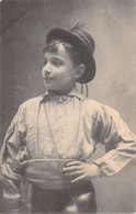 CPA - ENFANT - Tyrolien En Costume - Chapeau à Plume - Dos Non Divisé - Portraits