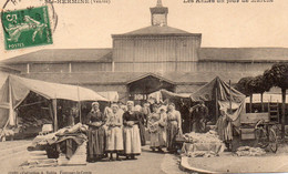 85 STE HERMINE LES HALLES UN JOUR DE  LE MARCHE SUPERBE ANIMATION COIFFES ET COSTUMES DE LA VENDEE CLICHE UNIQUE - Sainte Hermine