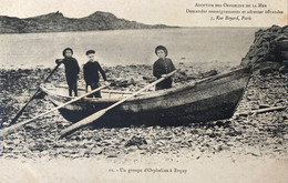 Erquy - Un Groupe D’orphelins Dans Un Bateau Sur La Plage - Adoption Des Orphelins De La Mer - Erquy