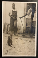 AK Fotografie Uganda Schwarze Arbeiter Mit Jungem Schimpansen Gestempelt/o Daressalaam 1937 - Ouganda