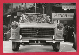 BELLE REPRODUCTION D'APRES UNE PHOTO ORIGINALE - PEUGEOT 404 AU SALON DE L'AUTOMOBILE - Coches