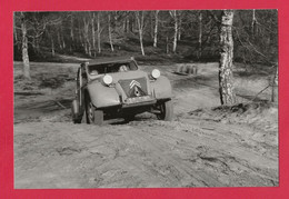 BELLE REPRODUCTION D'APRES UNE PHOTO ORIGINALE - CITROEN 2 CV SUR TERRAIN DIFFICILE - 2 CHEVAUX - Coches