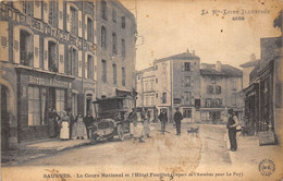 43-SAUGUES- LE COURS NATIONAL ET L'HÔTEL FEUILLET DEPART DE L'AUTOBUS POUR LE PUY - Saugues