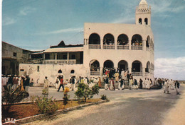 AFRIQUE. ARCHIPEL DES COMORES. CPSM. MORONI . LA MOSQUEE DU VENDREDI . ANIMATION - Comores