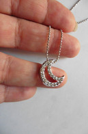 Neuf - Collier Chaîne Ras De Cou Argentée Et Pendentif Croissant De Lune En Strass Fantaisie - Necklaces/Chains