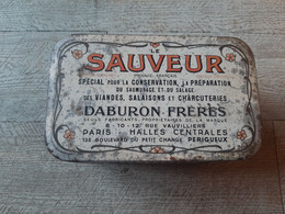 Boîte Ancienne En Tôle Le Sauveur Daburon Spécial Pour La Conservation Préparation Du Saumurage Salage Charcuterie - Boîtes