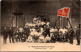 SAPEURS POMPIERS De Paris - Les Différentes Tenues (pli Coin Droit) - Bombero