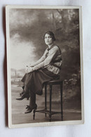 Carte Photo, Une Femme Assise Sur Un Tabouret - Photographs