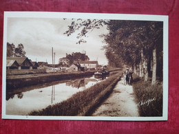 18 - SAINT AMAND MONTROND - Le Canal Du Berry (péniche , Château D Eau) - Saint-Amand-Montrond