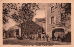 Grignan (Drôme) Place Castellane Et L'Hôtel Sévigné - Edition F. Azard - Carte Non Circulée - Grignan