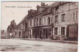 02. VIC SUR AISNE . LA PLACE DE LA MAIRIE . COMMERCES . ANIMEE - Vic Sur Aisne