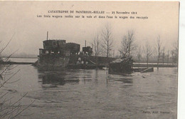 MONTREUIL -BELLAY. - CATASTROPHE  23 Novembre 1911. Les Trois Wagons Restés Sur La Voie Et Dans L'eau Le Wagon Des Resc - Montreuil Bellay